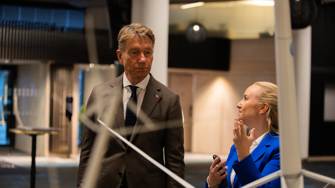 The minister of Petroleum and Energy, Terje Aasland, visited World Wide Wind’s stand at Havvindkonferansen